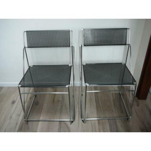 2 moderne metalen stoelen