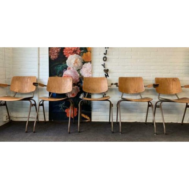 Dutch Design stoelen 315 Kho Liang Le CAR Katwijk opknappers