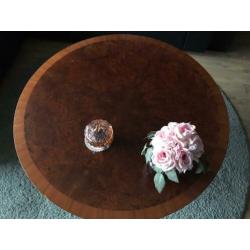 Robuuste ronde salon tafel ingelegd mahoniehout.