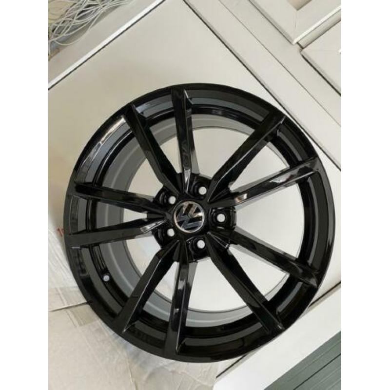 VW GOLF 7 R 18 INCH PRETORIA VELGEN ZWART 5x112 GTI GTD GTE