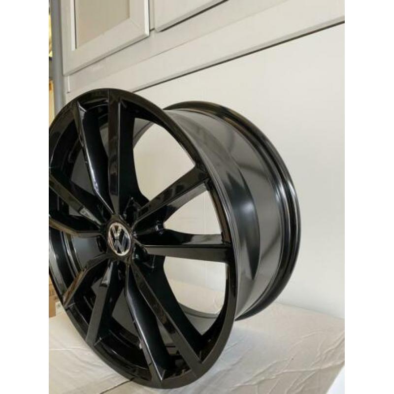 VW GOLF 7 R 18 INCH PRETORIA VELGEN ZWART 5x112 GTI GTD GTE