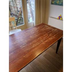 Strakke kersenhouten eettafel