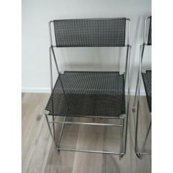 2 moderne metalen stoelen