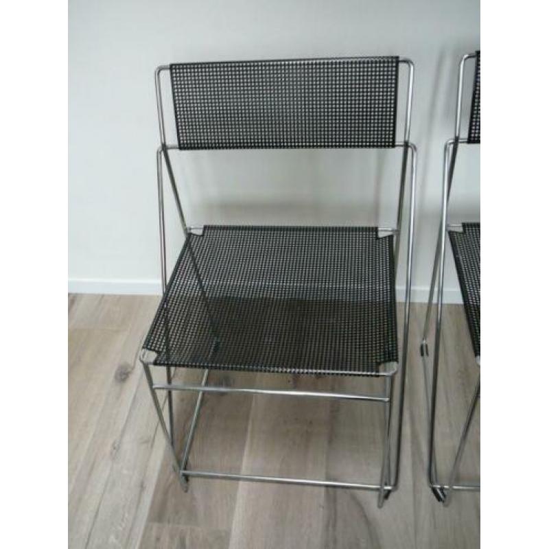 2 moderne metalen stoelen