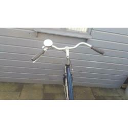 Mooie dames fiets 28 inch met verlichting en slot