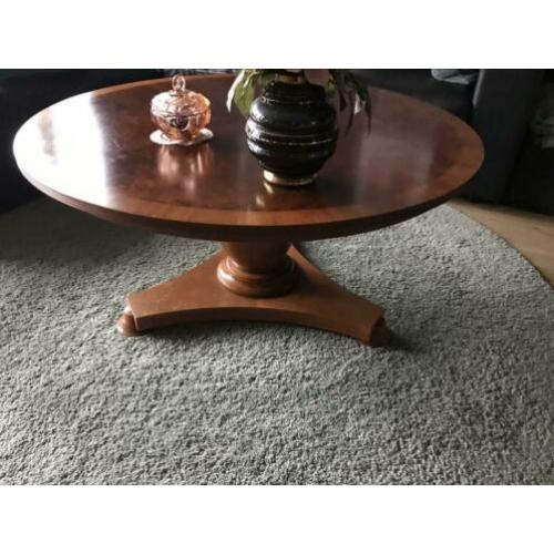 Robuuste ronde salon tafel ingelegd mahoniehout.