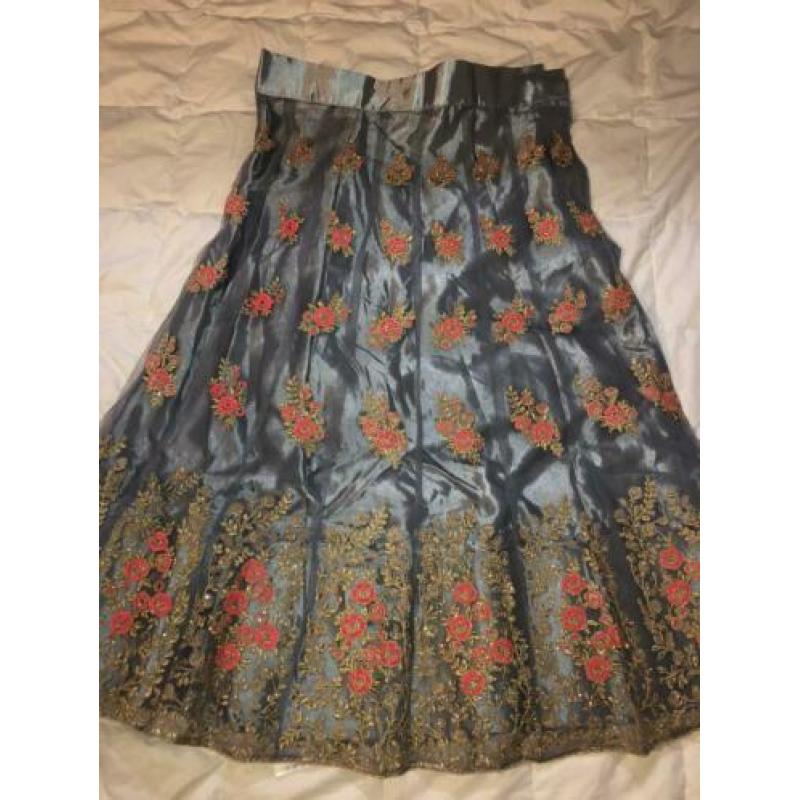Grijze lehenga/ gharara met roze sjaal en roze bewerking.