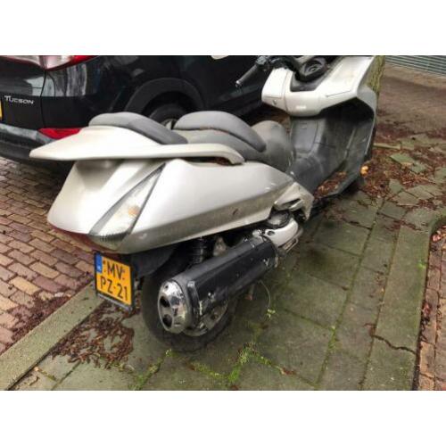Honda 600cc Silverwing motorscooter loop of sloop. Blok goed