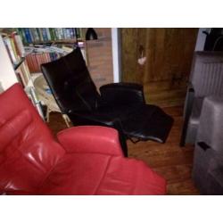 Twee leren fauteuils zwart en rood