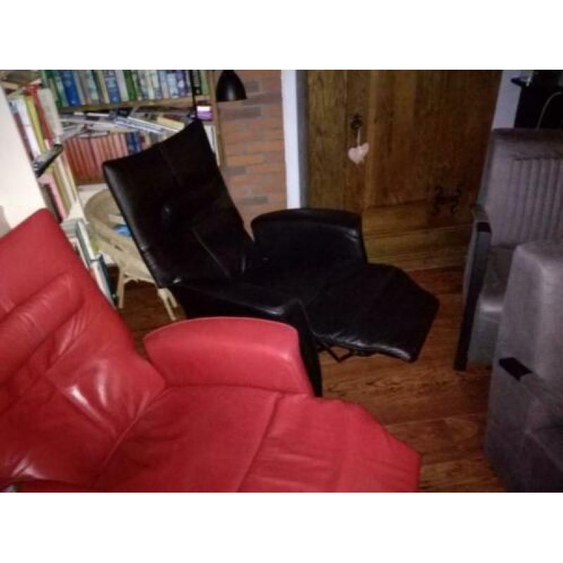 Twee leren fauteuils zwart en rood