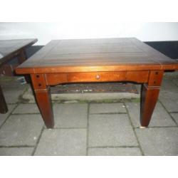 salontafel met zelfde bijzettafel met lades