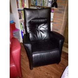 Twee leren fauteuils zwart en rood