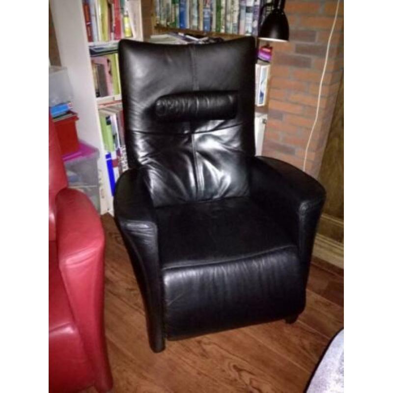 Twee leren fauteuils zwart en rood