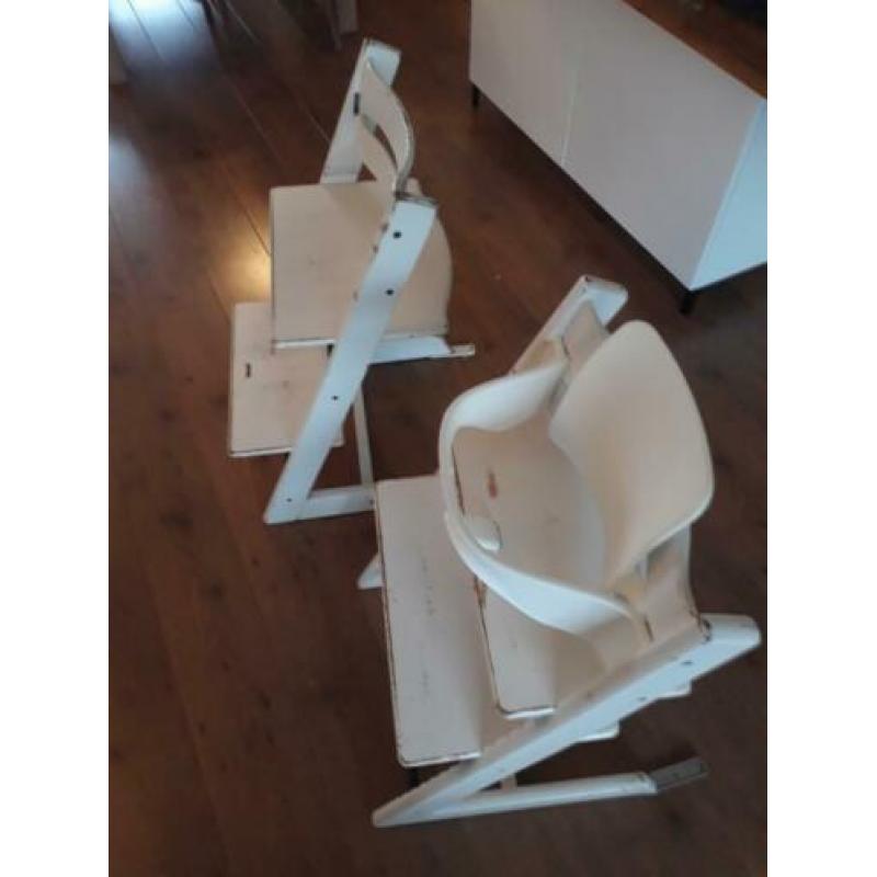 Stokke Tripp Trapp. 2 stoelen, waarvan één met kinderzitje.