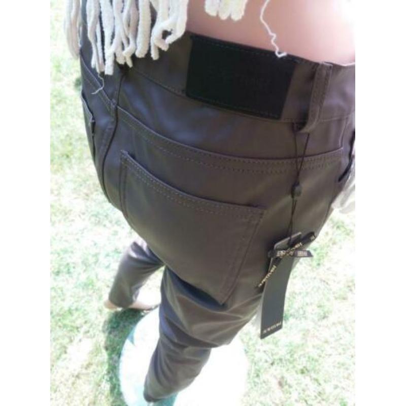 Nieuwe SUPERTRASH leatherlook broek taupe maten 30 en 31