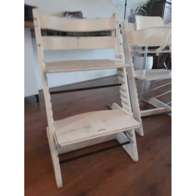Stokke Tripp Trapp. 2 stoelen, waarvan één met kinderzitje.