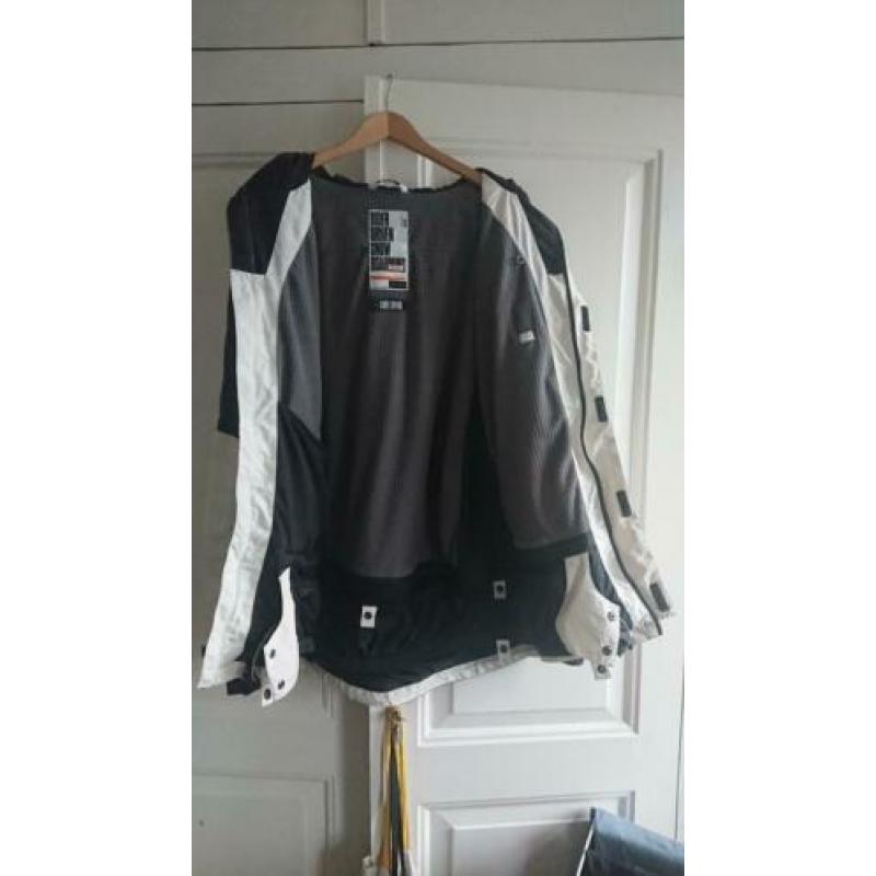 Ski-/ Snowboard jas ThirtyTwo Blythe (zwart/wit) Maat L