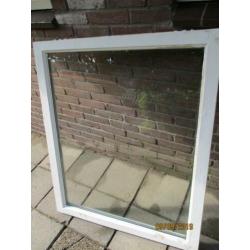 Houten raam met dubbelglas thermopane