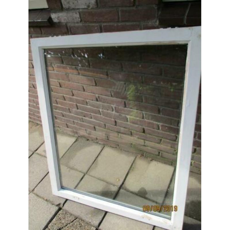 Houten raam met dubbelglas thermopane