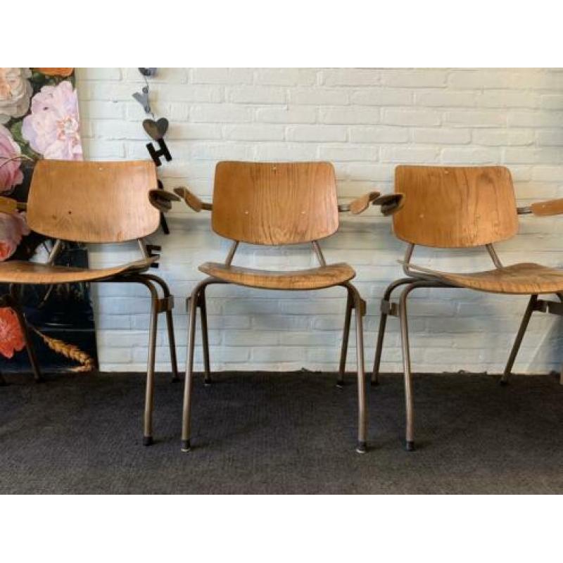 Dutch Design stoelen 315 Kho Liang Le CAR Katwijk opknappers