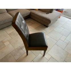 4 leuke stijlvolle stoelen, bekleed met leer.