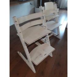 Stokke Tripp Trapp. 2 stoelen, waarvan één met kinderzitje.