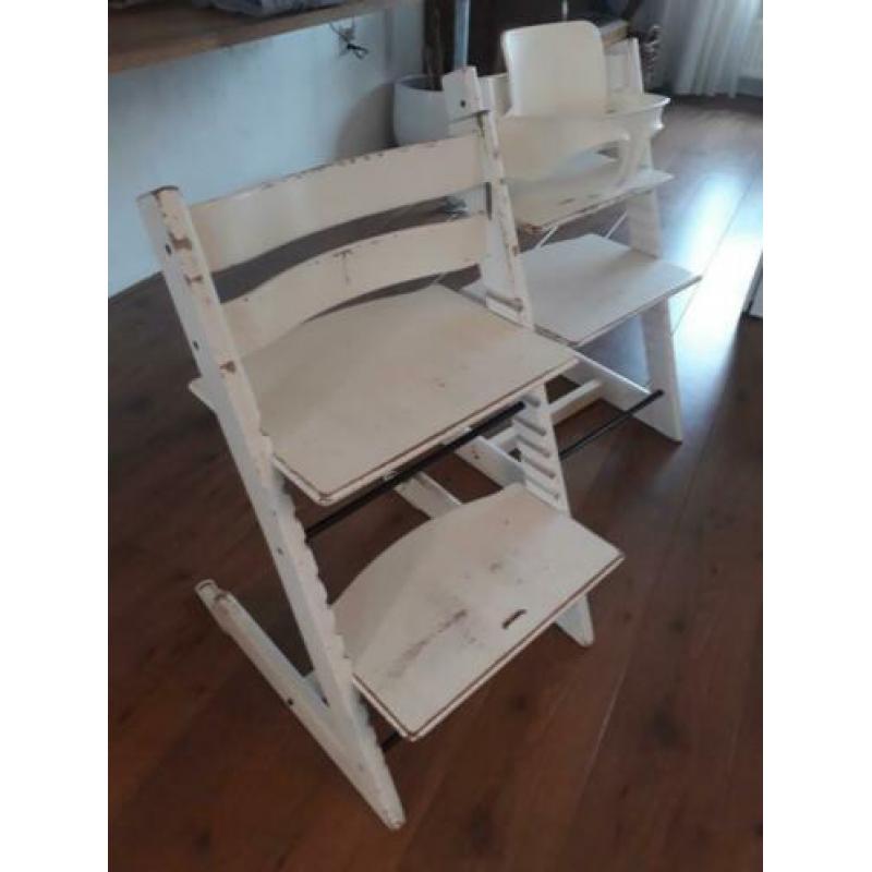 Stokke Tripp Trapp. 2 stoelen, waarvan één met kinderzitje.