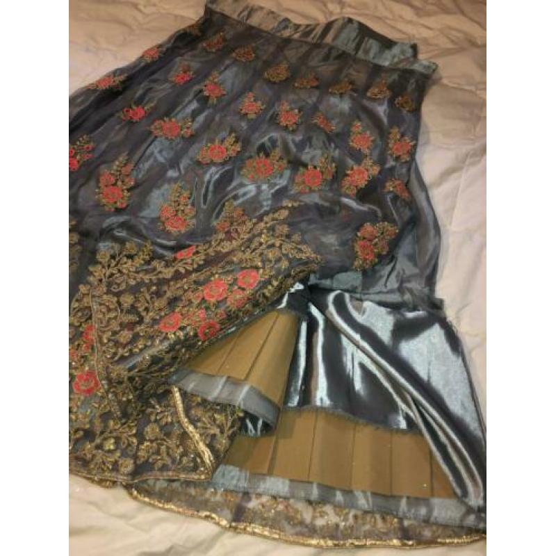 Grijze lehenga/ gharara met roze sjaal en roze bewerking.
