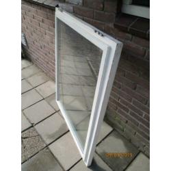 Houten raam met dubbelglas thermopane