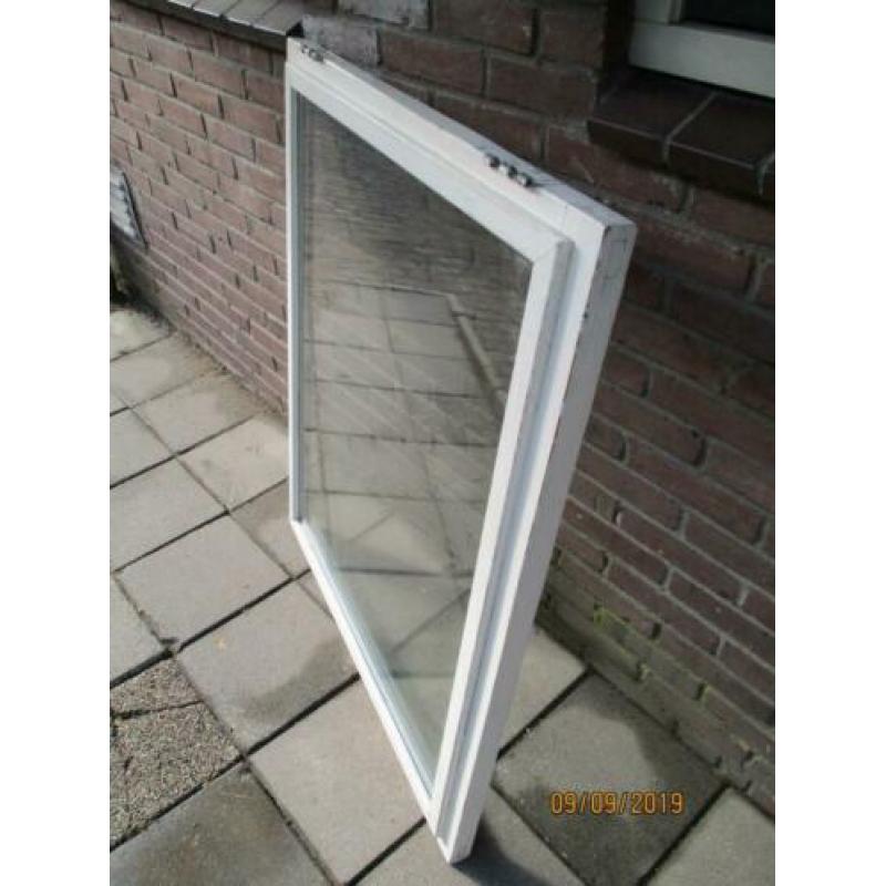 Houten raam met dubbelglas thermopane