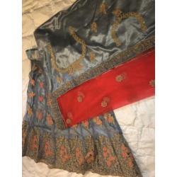 Grijze lehenga/ gharara met roze sjaal en roze bewerking.