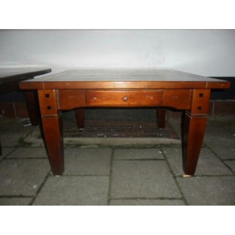 salontafel met zelfde bijzettafel met lades