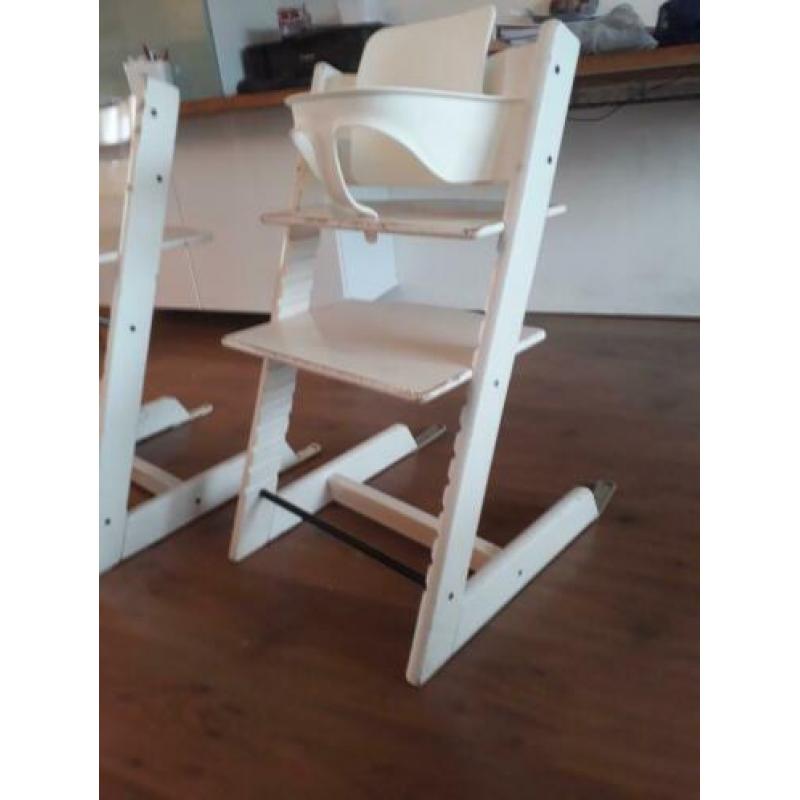 Stokke Tripp Trapp. 2 stoelen, waarvan één met kinderzitje.
