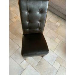 4 leuke stijlvolle stoelen, bekleed met leer.