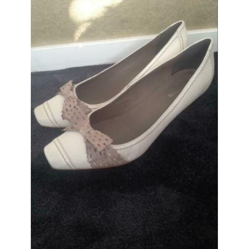 CARMENS nieuwe beige pumps maat 41
