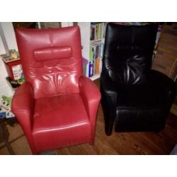 Twee leren fauteuils zwart en rood