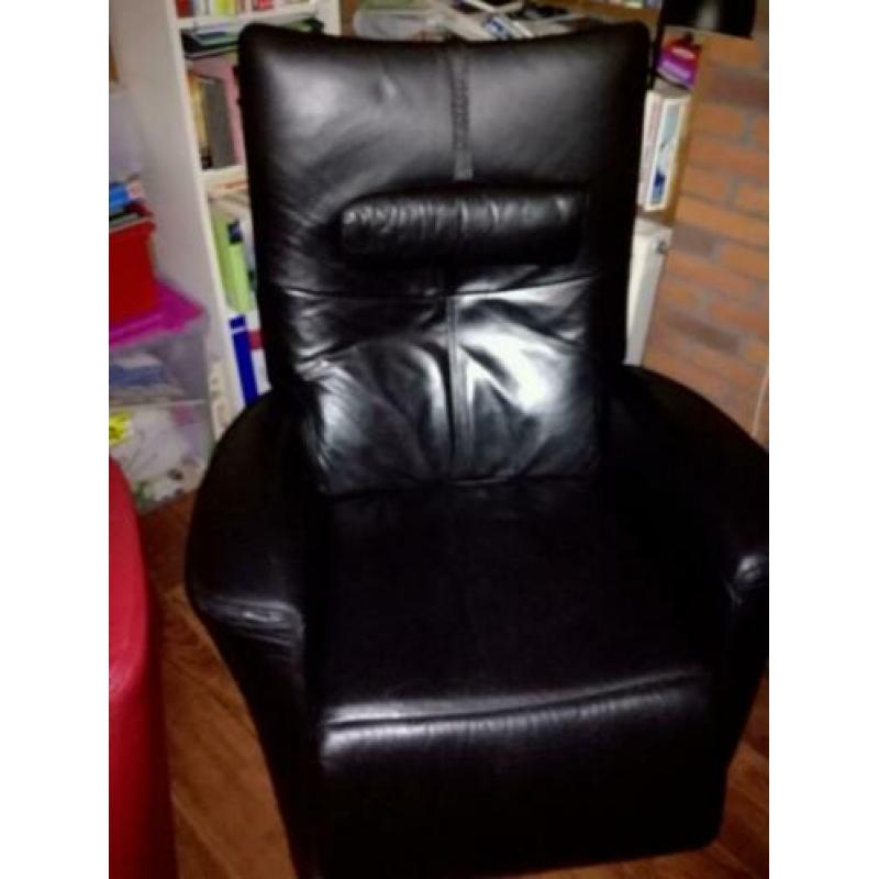 Twee leren fauteuils zwart en rood