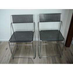 2 moderne metalen stoelen