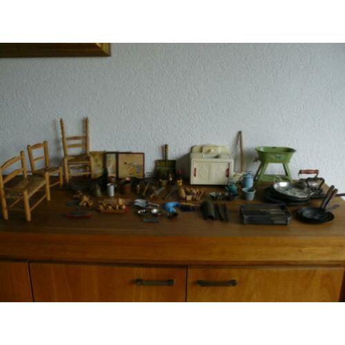 Oude poppenhuisaccessoires divers