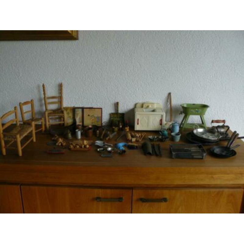 Oude poppenhuisaccessoires divers