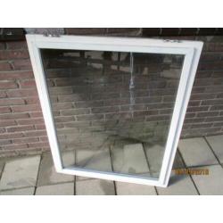 Houten raam met dubbelglas thermopane