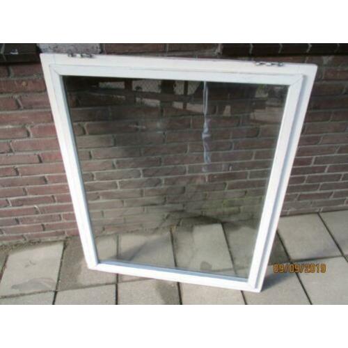 Houten raam met dubbelglas thermopane