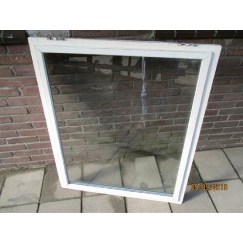 Houten raam met dubbelglas thermopane