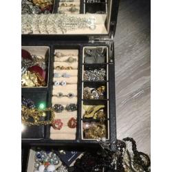 Partij sieraden. Groot lot sieraden in grote koffer.