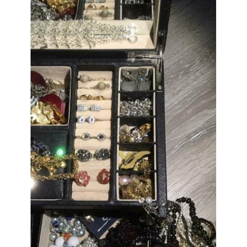 Partij sieraden. Groot lot sieraden in grote koffer.