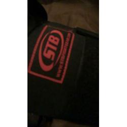 Scheenbeschermers zwart rood STB