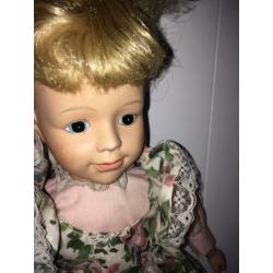 Antieke poppen met een bekleed bankje
