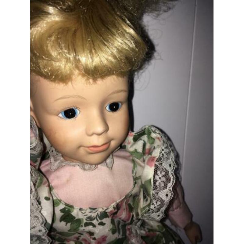 Antieke poppen met een bekleed bankje