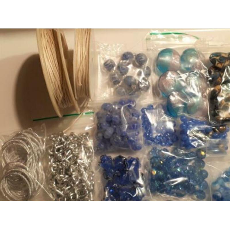 105 - pakket/ partij kralen (blauw)