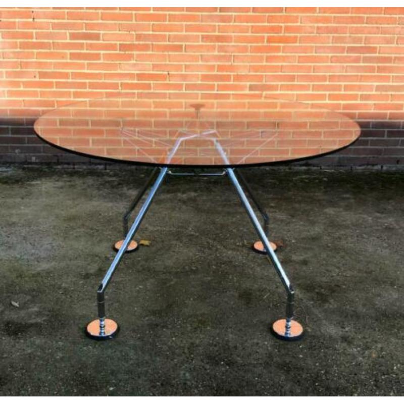 Ronde Tecno -Nomos tafel Sir Norman Foster
